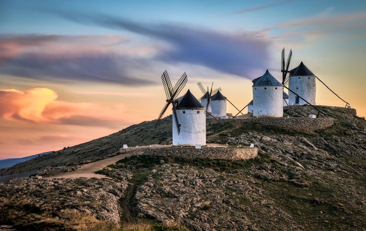 Molinos de viento de Consuegra al atardecer, en La Mancha de Cervantes