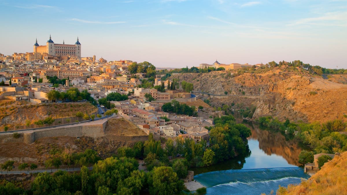 Toledo al atardecer desde el Mirador del Valle, con el Alcázar y el río Tajo
